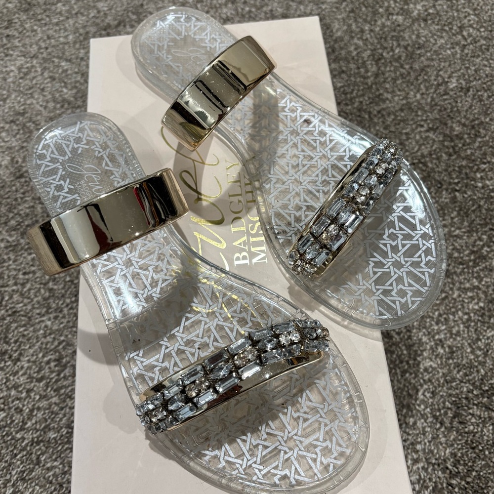 Jewel by Badgley Mischka Excellent condition Sz 7 Kyndall Sandals ; color gold